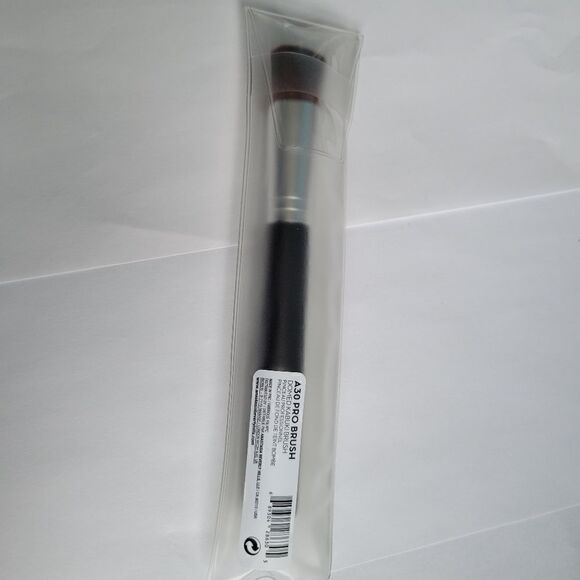 Anastasia Beverly Hills A30 Pro Brush Domed Kabuki Brush - Picture 2 of 6